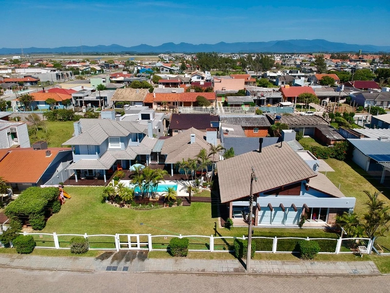 EXCELENTE CASA DE PRAIA PRÓXIMA AO MAR COM PISCINA: 2ª foto da galeria de imagens do imóvel