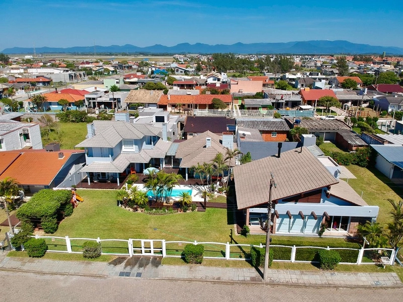 EXCELENTE CASA DE PRAIA PRÓXIMA AO MAR COM PISCINA: 6ª foto da galeria de imagens do imóvel
