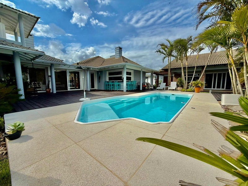 EXCELENTE CASA DE PRAIA PRÓXIMA AO MAR COM PISCINA: 8ª foto da galeria de imagens do imóvel