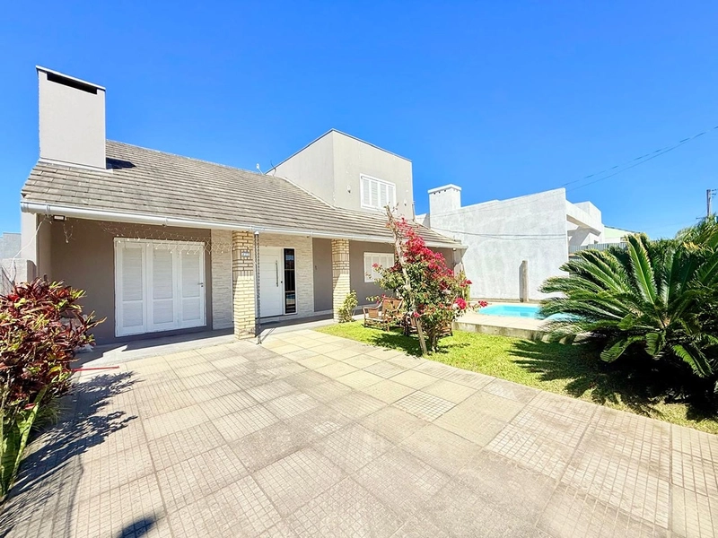 EXCELENTE CASA DE PRAIA PRÓXIMA AO MAR COM PISCINA: 5ª foto da galeria de imagens do imóvel