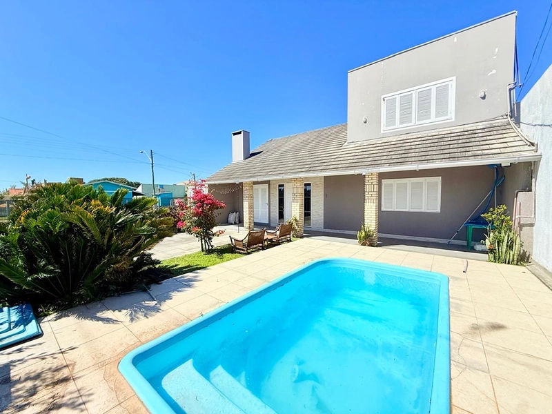 EXCELENTE CASA DE PRAIA PRÓXIMA AO MAR COM PISCINA: 1ª foto da galeria de imagens do imóvel