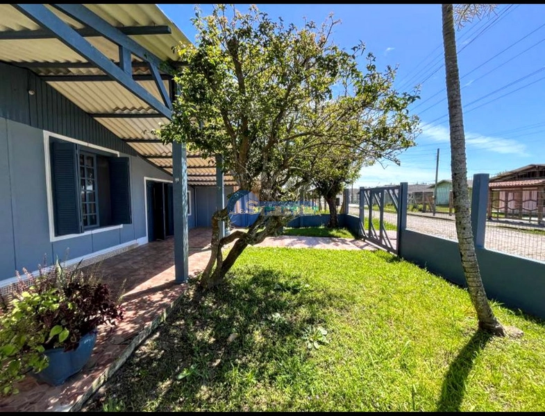 Casa em Atlântida Sul: 2ª foto da galeria de imagens do imóvel
