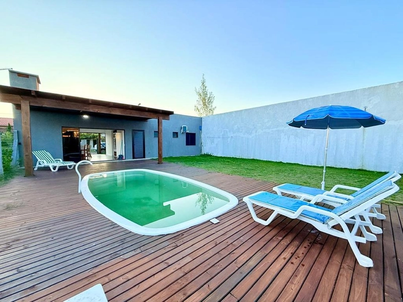 EXCELENTE CASA DE PRAIA COM PISCINA: 1ª foto da galeria de imagens do imóvel