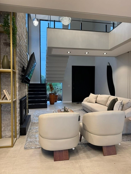 EXCELENTE CASA ALTO PADRÃO EM CONDOMÍNIO: 3ª foto da galeria de imagens do imóvel