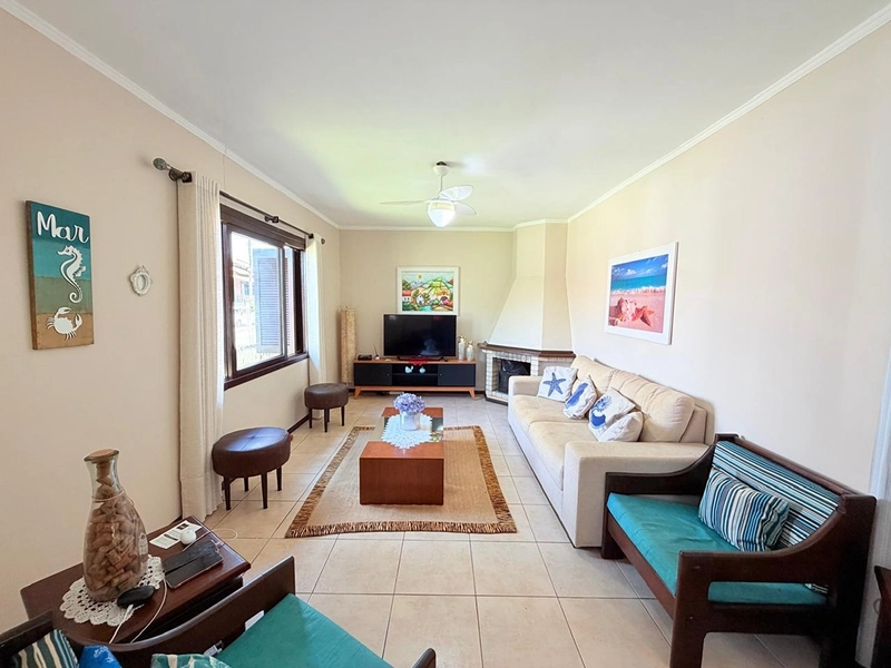 EXCELENTE CASA DE PRAIA PRÓXIMA AO MAR COM PISCINA: 2ª foto da galeria de imagens do imóvel