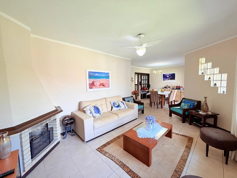 EXCELENTE CASA DE PRAIA PRÓXIMA AO MAR COM PISCINA: 3ª foto da galeria de imagens do imóvel