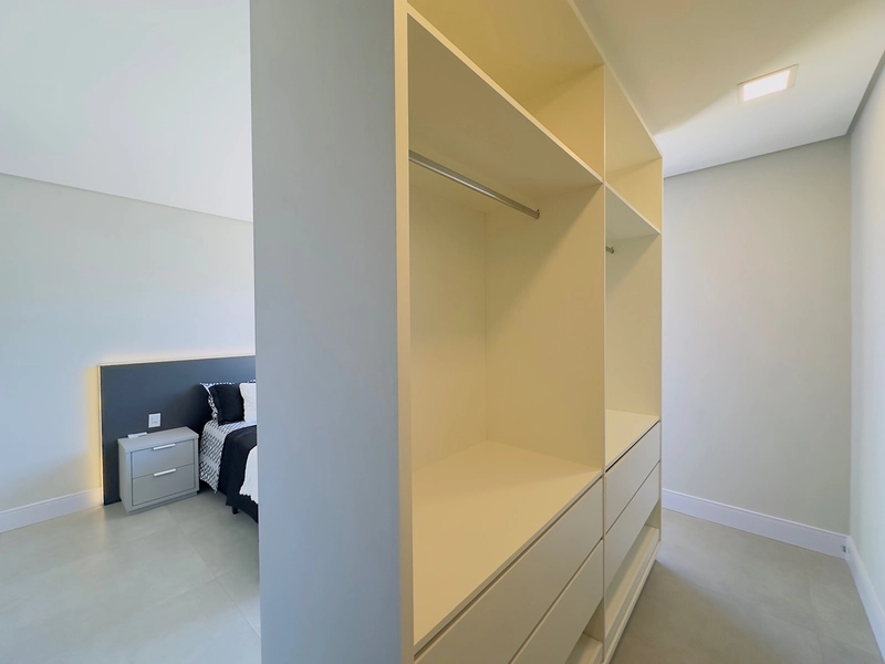 EXCELENTE CASA ALTO PADRÃO BEIRA LAGO COM PISCINA EM CONCRETO: 10ª foto da galeria de imagens do imóvel