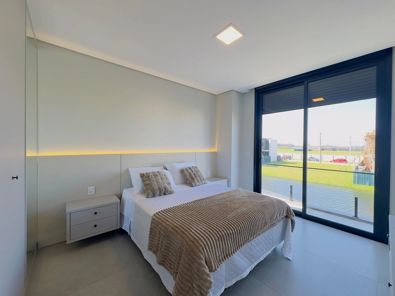 EXCELENTE CASA ALTO PADRÃO BEIRA LAGO COM PISCINA EM CONCRETO: 5ª foto da galeria de imagens do imóvel