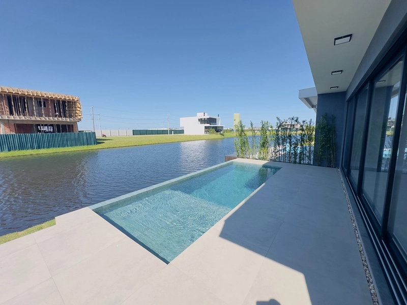 EXCELENTE CASA ALTO PADRÃO BEIRA LAGO COM PISCINA EM CONCRETO: 4ª foto da galeria de imagens do imóvel
