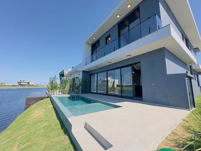 EXCELENTE CASA ALTO PADRÃO BEIRA LAGO COM PISCINA EM CONCRETO: 2ª foto da galeria de imagens do imóvel