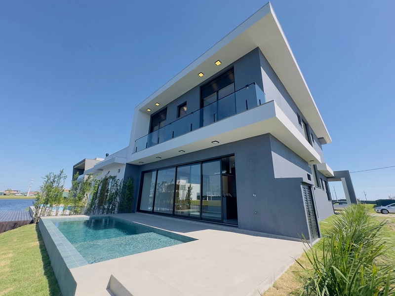 EXCELENTE CASA ALTO PADRÃO BEIRA LAGO COM PISCINA EM CONCRETO: 3ª foto da galeria de imagens do imóvel