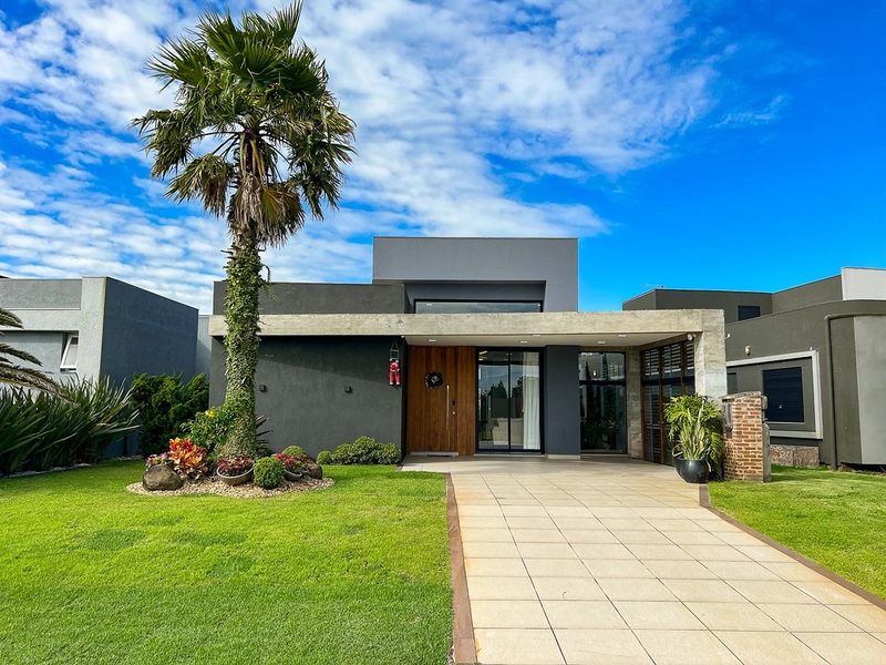 EXCELENTE CASA EM CONDOMÍNIO FECHADO: 1ª foto da galeria de imagens do imóvel