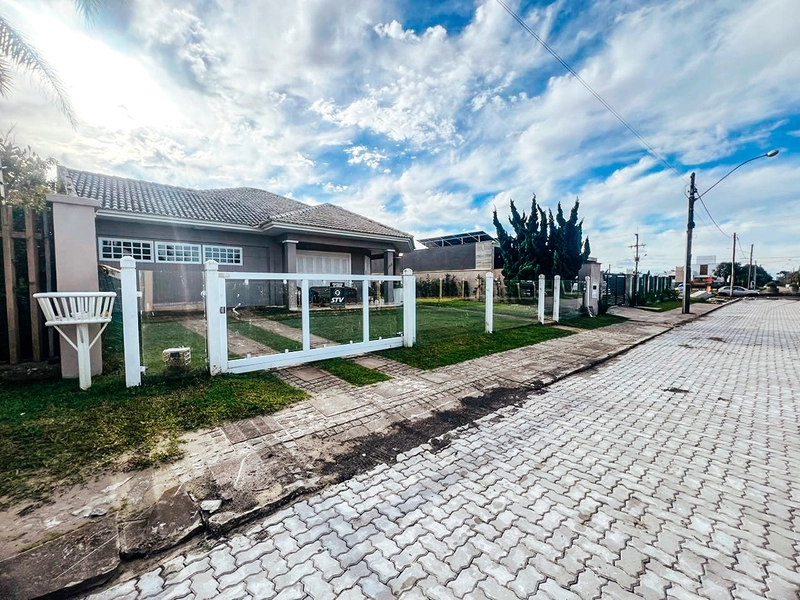 CASA DE PRAIA COM PISCINA: 1ª foto da galeria de imagens do imóvel