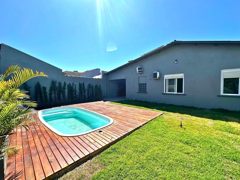 CASA DE PRAIA COM PISCINA: 2ª foto da galeria de imagens do imóvel