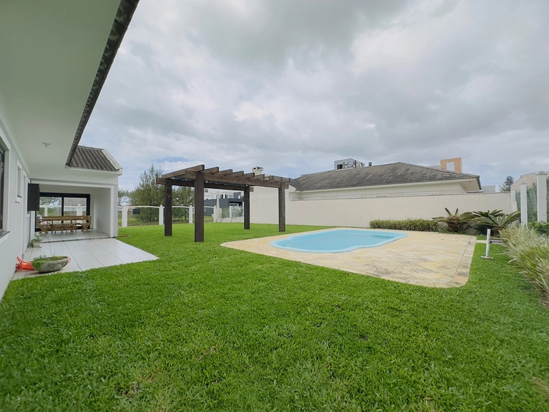 Casa Com 2 Terrenos e Piscina Próxima ao Mar: 13ª foto da galeria de imagens do imóvel