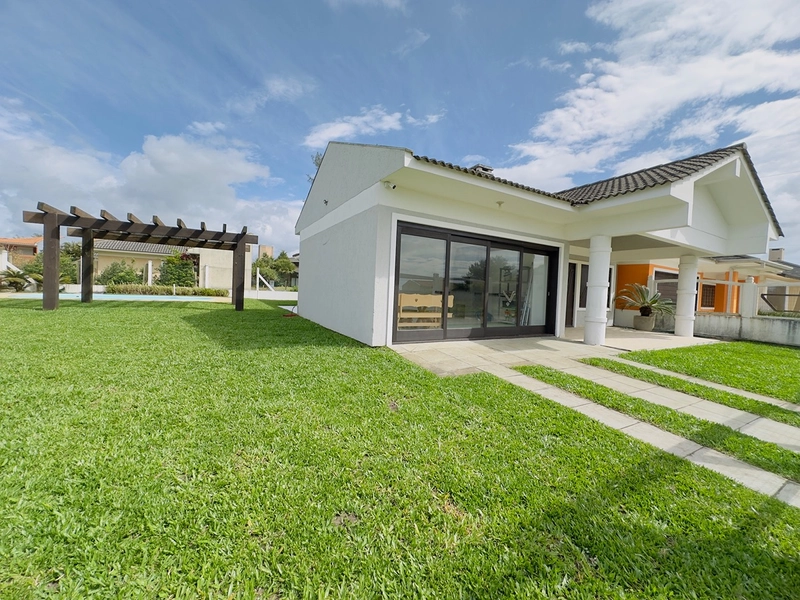 Casa Com 2 Terrenos e Piscina Próxima ao Mar: 1ª foto da galeria de imagens do imóvel