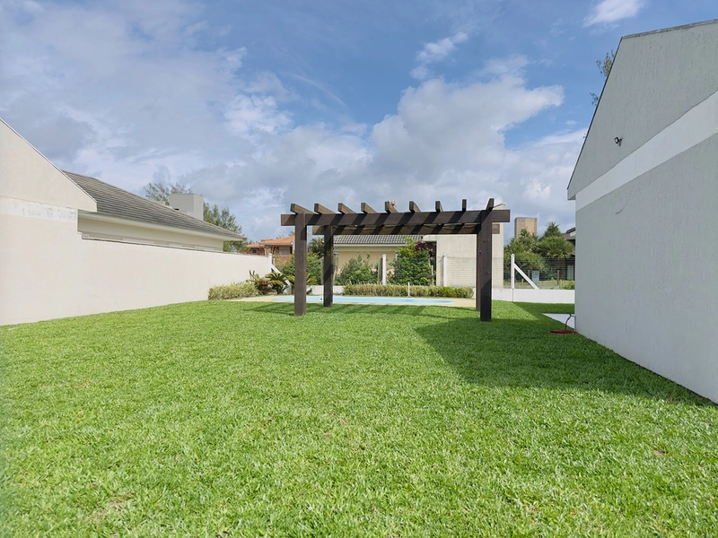 Casa Com 2 Terrenos e Piscina Próxima ao Mar: 6ª foto da galeria de imagens do imóvel