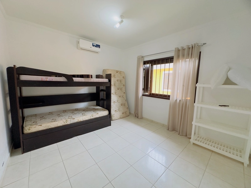 Casa Com 2 Terrenos e Piscina Próxima ao Mar: 24ª foto da galeria de imagens do imóvel