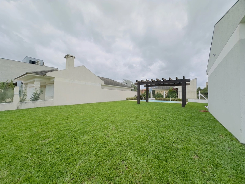 Casa Com 2 Terrenos e Piscina Próxima ao Mar: 9ª foto da galeria de imagens do imóvel