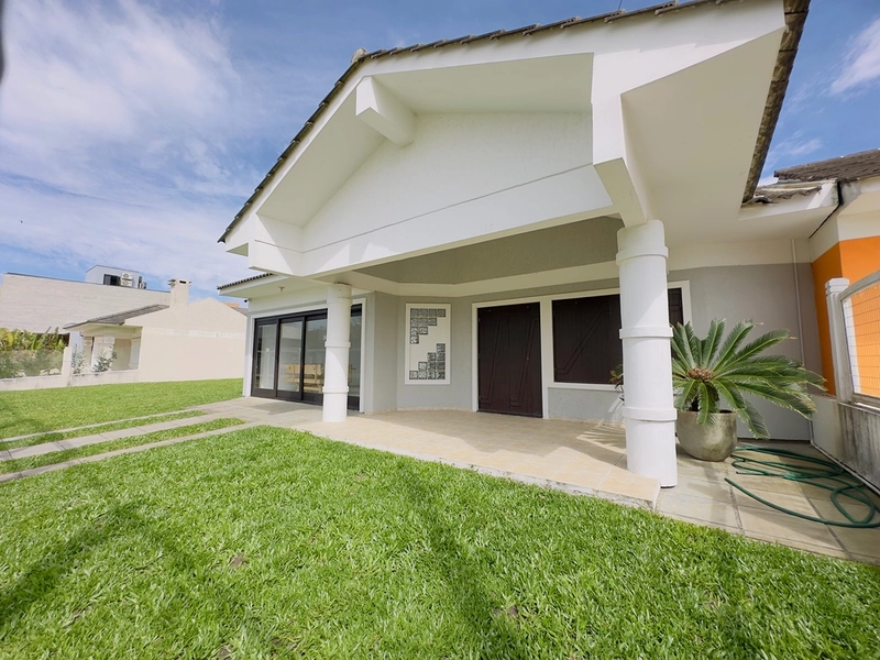 Casa Com 2 Terrenos e Piscina Próxima ao Mar: 7ª foto da galeria de imagens do imóvel