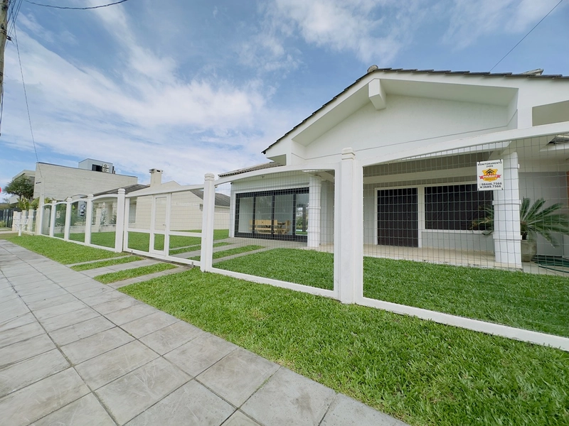 Casa Com 2 Terrenos e Piscina Próxima ao Mar: 2ª foto da galeria de imagens do imóvel