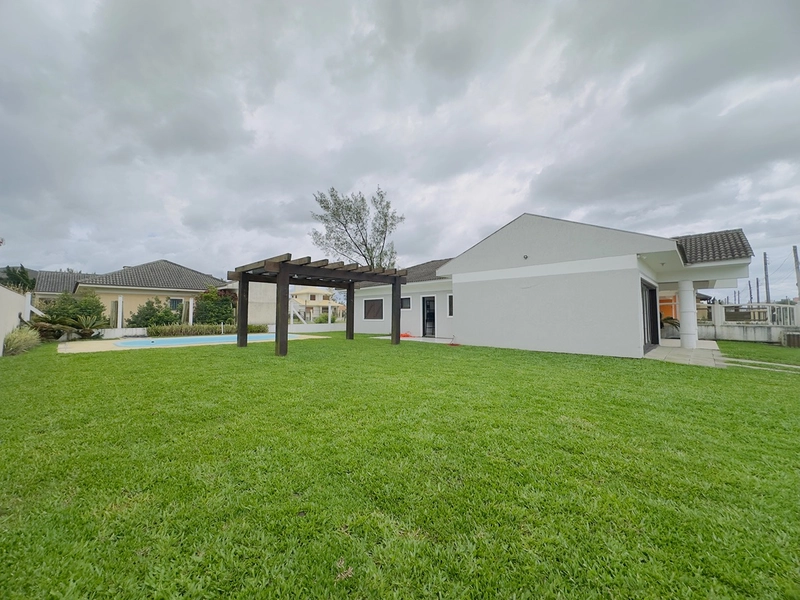 Casa Com 2 Terrenos e Piscina Próxima ao Mar: 10ª foto da galeria de imagens do imóvel