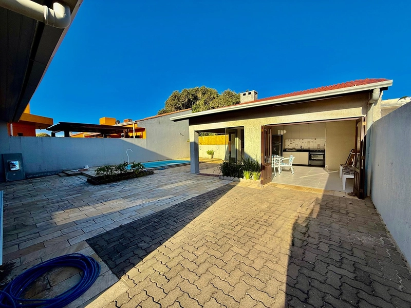 EXCELENTE CASA DE PRAIA PRÓXIMA AO MAR COM PISCINA: 31ª foto da galeria de imagens do imóvel