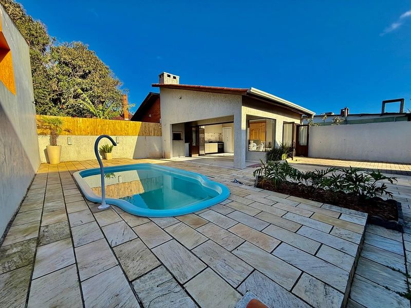 EXCELENTE CASA DE PRAIA PRÓXIMA AO MAR COM PISCINA: 12ª foto da galeria de imagens do imóvel