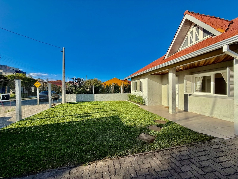 EXCELENTE CASA DE PRAIA PRÓXIMA AO MAR COM PISCINA: 3ª foto da galeria de imagens do imóvel