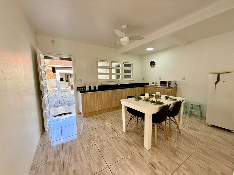 EXCELENTE CASA DE PRAIA PRÓXIMA AO MAR COM PISCINA: 2ª foto da galeria de imagens do imóvel