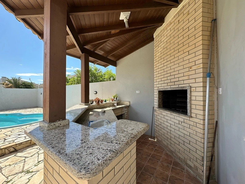 EXCELENTE CASA DE PRAIA PRÓXIMA AO MAR COM PISCINA: 7ª foto da galeria de imagens do imóvel