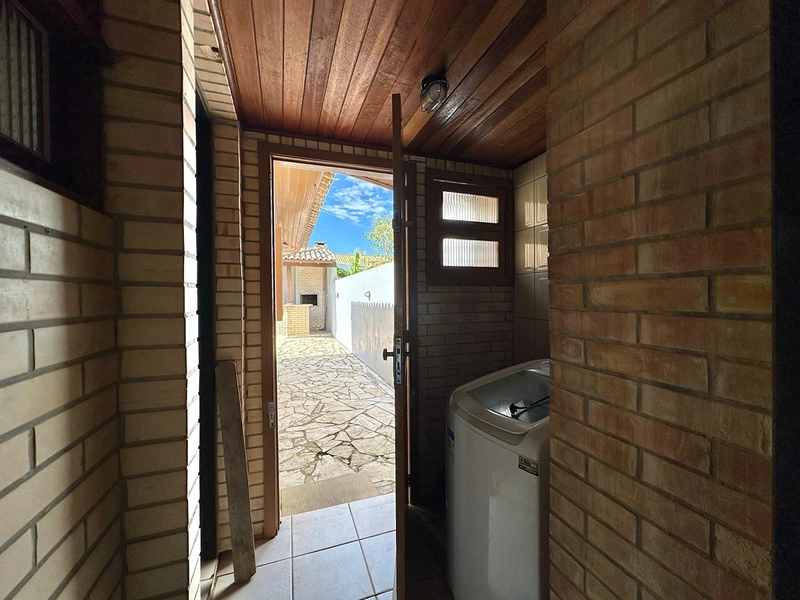 EXCELENTE CASA DE PRAIA PRÓXIMA AO MAR COM PISCINA: 23ª foto da galeria de imagens do imóvel