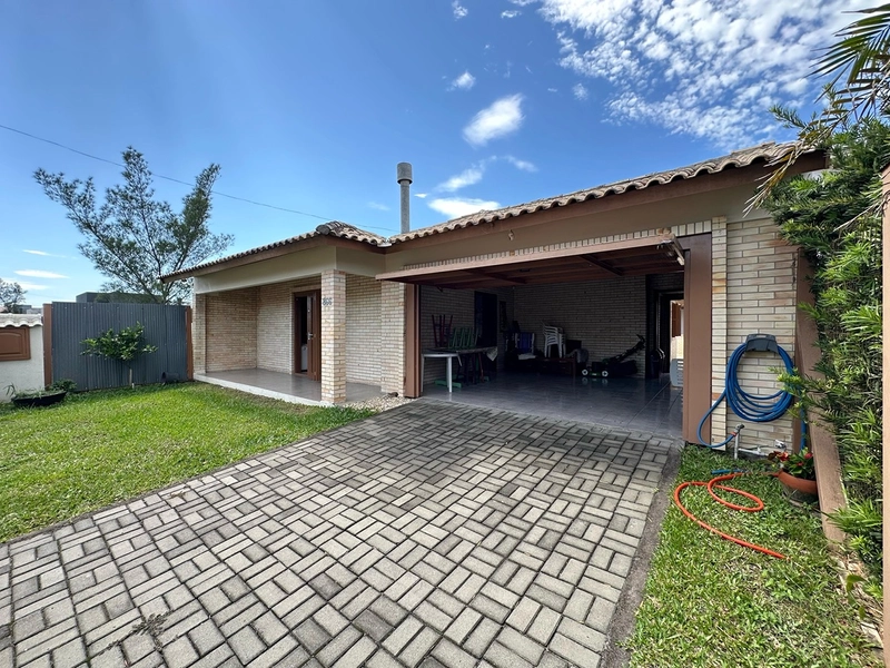 EXCELENTE CASA DE PRAIA PRÓXIMA AO MAR COM PISCINA: 3ª foto da galeria de imagens do imóvel