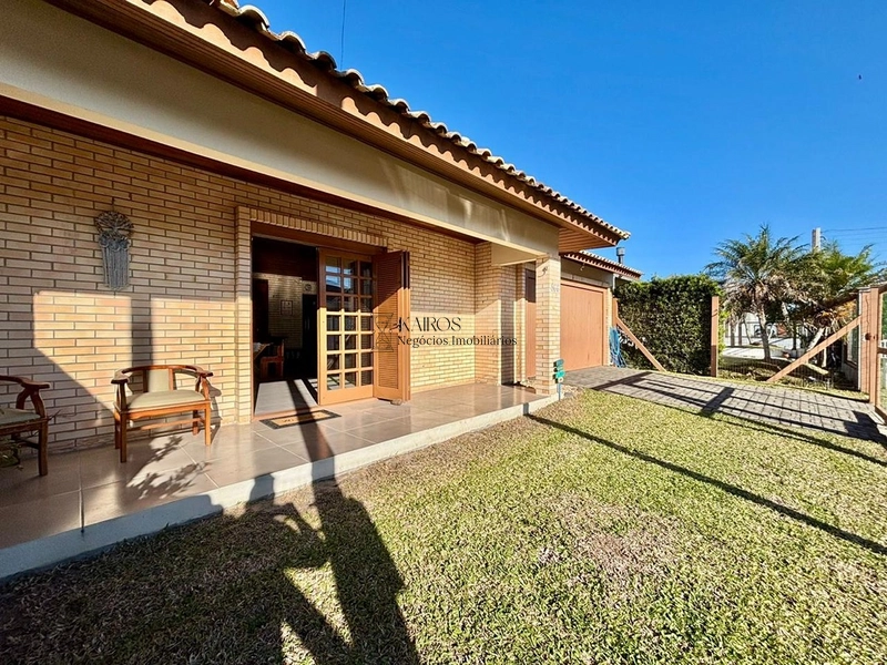 EXCELENTE CASA DE PRAIA PRÓXIMA AO MAR COM PISCINA: 3ª foto da galeria de imagens do imóvel