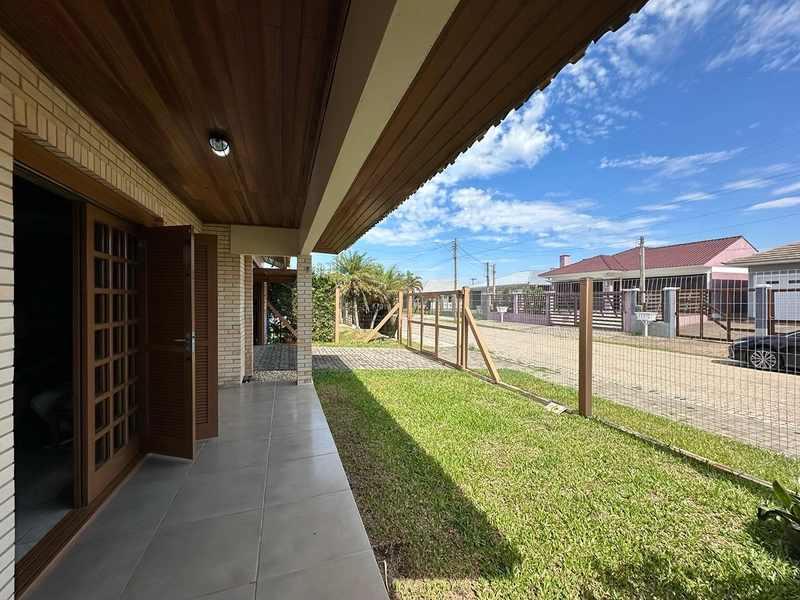 EXCELENTE CASA DE PRAIA PRÓXIMA AO MAR COM PISCINA: 4ª foto da galeria de imagens do imóvel