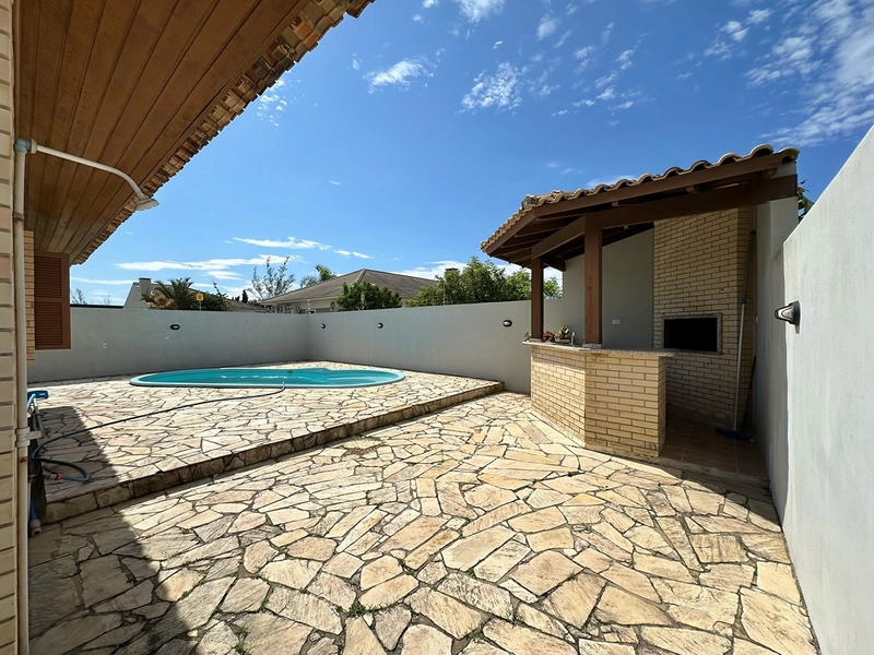 EXCELENTE CASA DE PRAIA PRÓXIMA AO MAR COM PISCINA: 5ª foto da galeria de imagens do imóvel