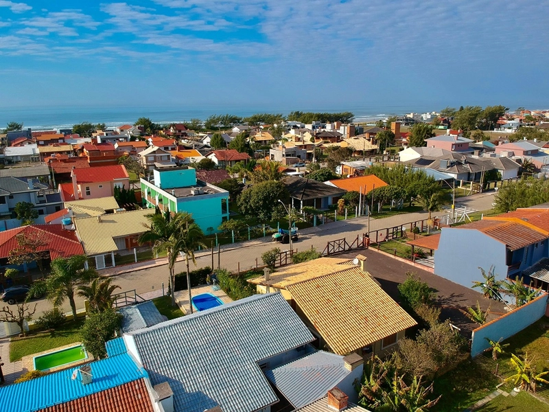 EXCELENTE CASA DE PRAIA PRÓXIMA AO MAR COM PISCINA: 3ª foto da galeria de imagens do imóvel
