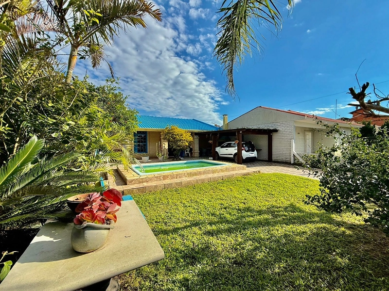 EXCELENTE CASA DE PRAIA PRÓXIMA AO MAR COM PISCINA: 4ª foto da galeria de imagens do imóvel