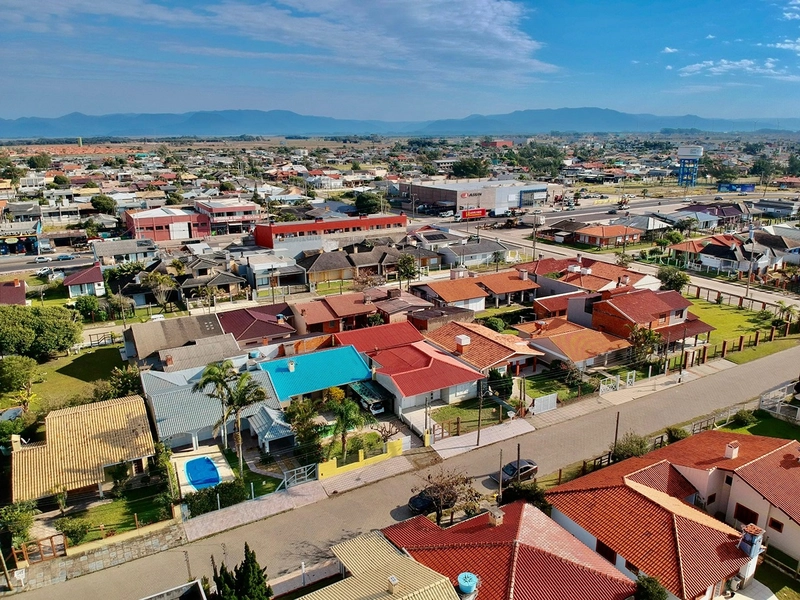 EXCELENTE CASA DE PRAIA PRÓXIMA AO MAR COM PISCINA: 2ª foto da galeria de imagens do imóvel