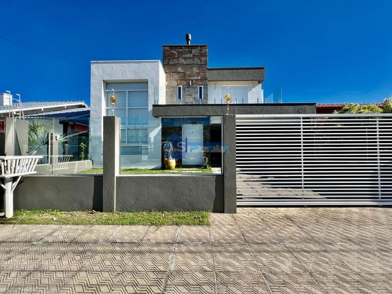 Excelente casa em Atlântida Sul: 1ª foto da galeria de imagens do imóvel