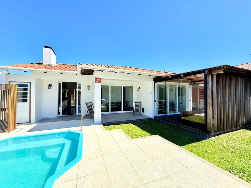 EXCELENTE CASA DE PRAIA PRÓXIMA AO MAR COM PISCINA: 3ª foto da galeria de imagens do imóvel