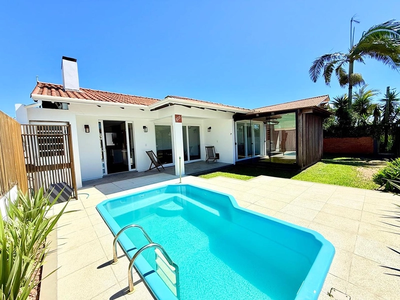 EXCELENTE CASA DE PRAIA PRÓXIMA AO MAR COM PISCINA: 2ª foto da galeria de imagens do imóvel