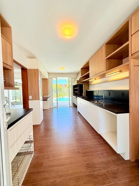EXCELENTE CASA DE PRAIA PRÓXIMA AO MAR COM PISCINA: 6ª foto da galeria de imagens do imóvel