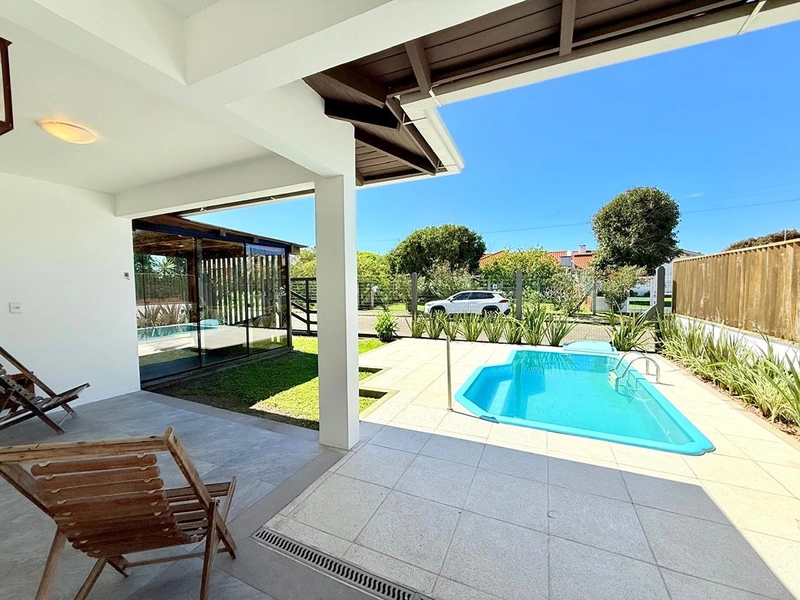 EXCELENTE CASA DE PRAIA PRÓXIMA AO MAR COM PISCINA: 5ª foto da galeria de imagens do imóvel