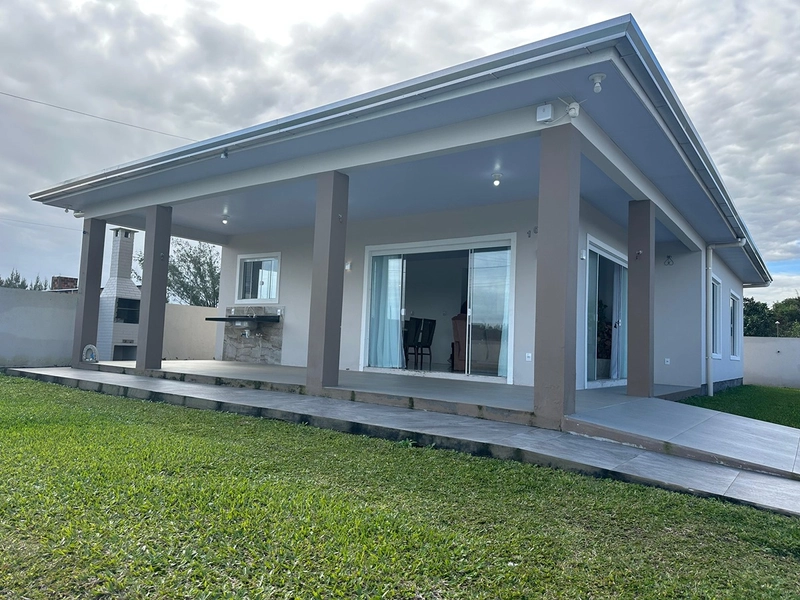 EXCELENTE CASA DE PRAIA PRÓXIMA AO MAR COM PISCINA: 2ª foto da galeria de imagens do imóvel