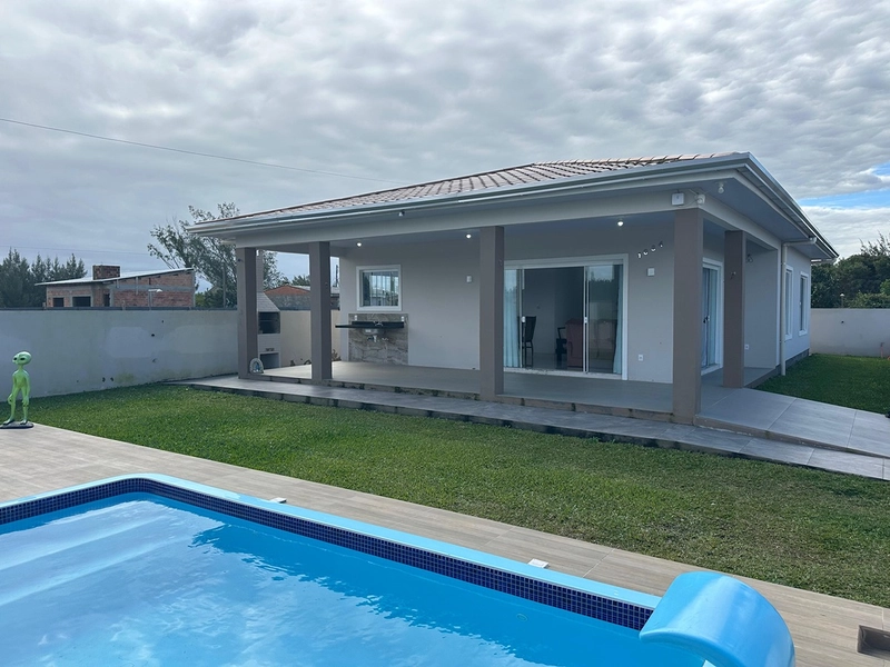 EXCELENTE CASA DE PRAIA PRÓXIMA AO MAR COM PISCINA: 1ª foto da galeria de imagens do imóvel