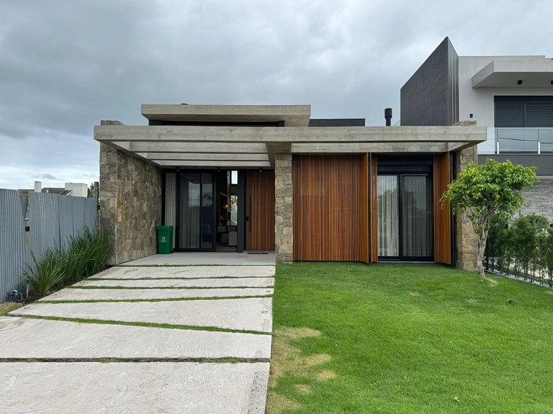 EXCELENTE CASA ALTO PADRÃO EM CONDOMÍNIO: 2ª foto da galeria de imagens do imóvel