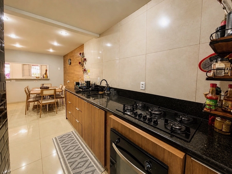 CASA LINEAR COM SOBRADO.: 2ª foto da galeria de imagens do imóvel