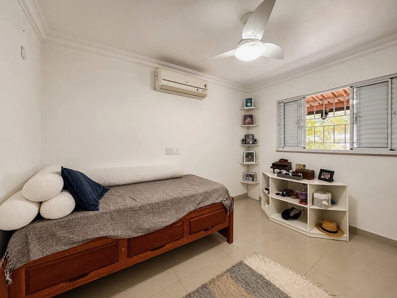 CASA LINEAR COM SOBRADO.: 6ª foto da galeria de imagens do imóvel