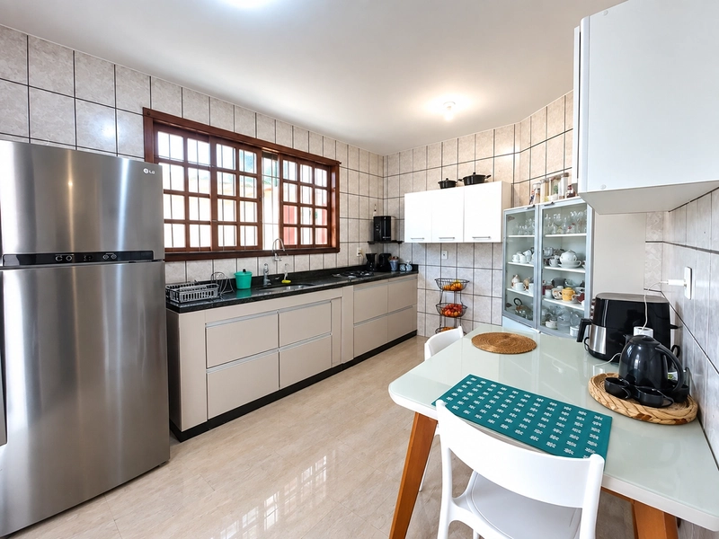 CASA LINEAR COM 3 QUARTOS SENDO 2 SUÍTES NO MARAVISTA - ITAIPU POR R$950.000,00 - 250m2: 5ª foto da galeria de imagens do imóvel